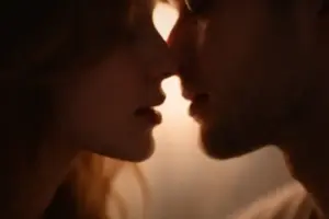 Prima di un bacio: l’attimo sospeso tra desiderio e incertezza Primo piano di una coppia a pochi centimetri da un bacio, illuminata da una luce calda